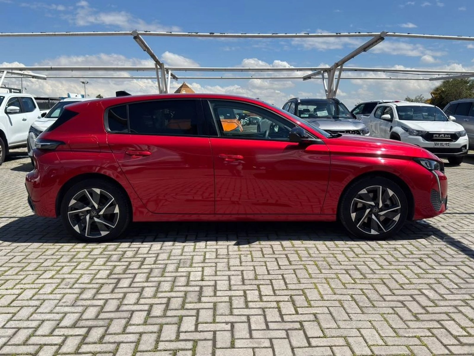 Peugeot 308 Allure Hybrid 136hp AT 2026 - Foto 4 de 18