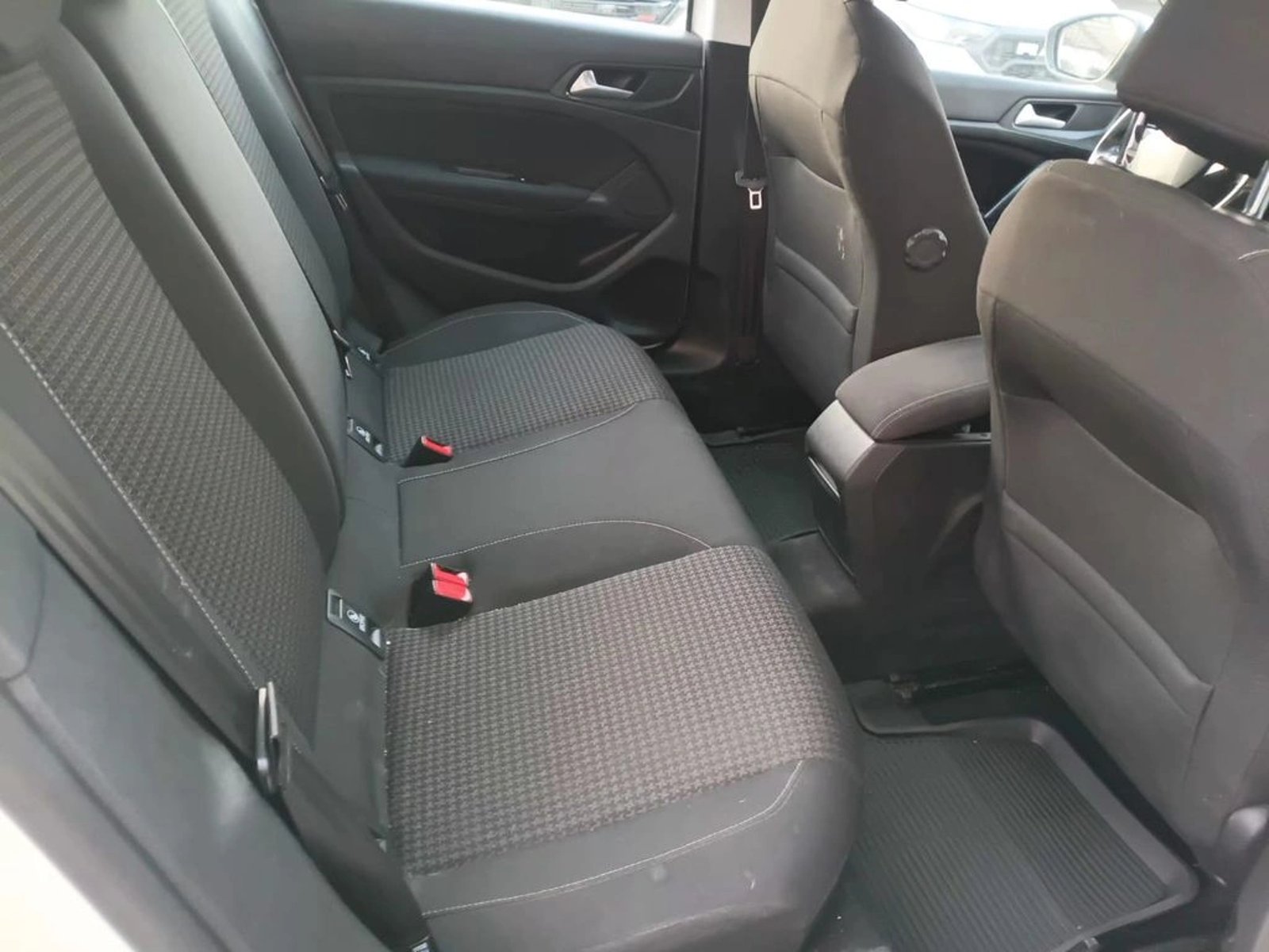 PEUGEOT 308 Allure pack 1.6 BlueHDi 120 HP 2018 - Imagen 19 de 20