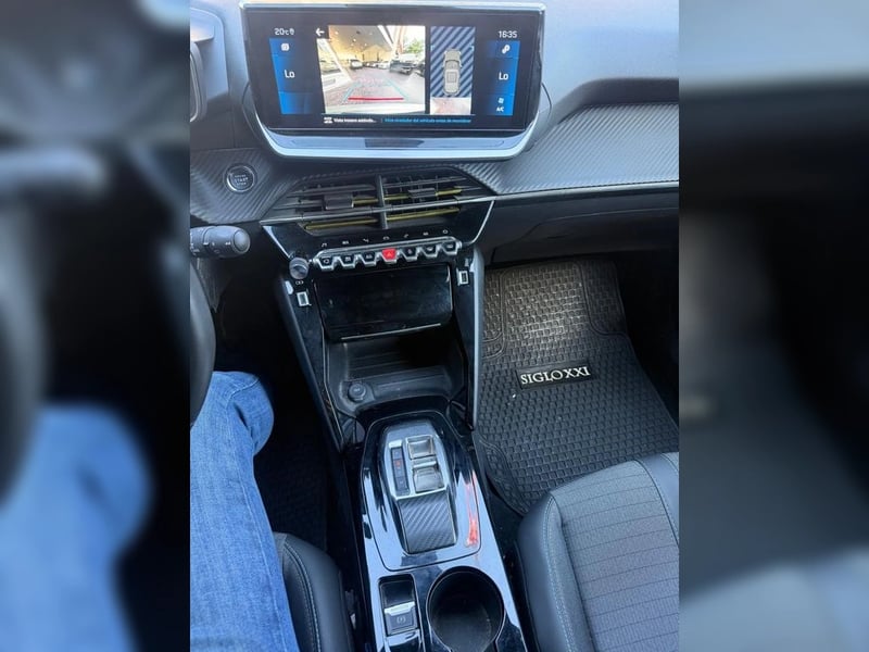Peugeot 2008 Allure Pack BlueHDi 130 EAT8 2023 - Imagen 10 de 11