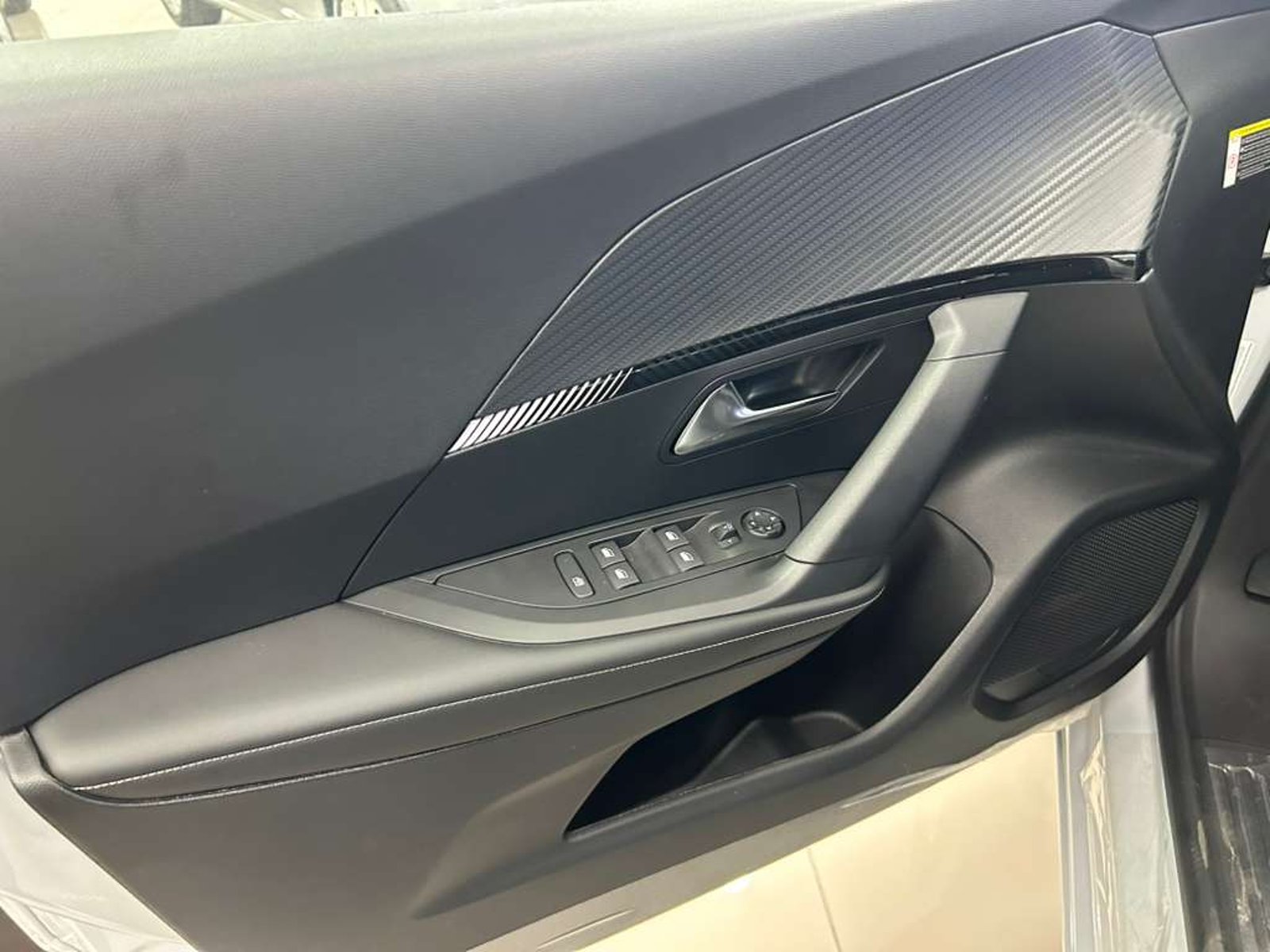 PEUGEOT 2008 MCA Allure Puretech 130 2025 - Imagen 11 de 17