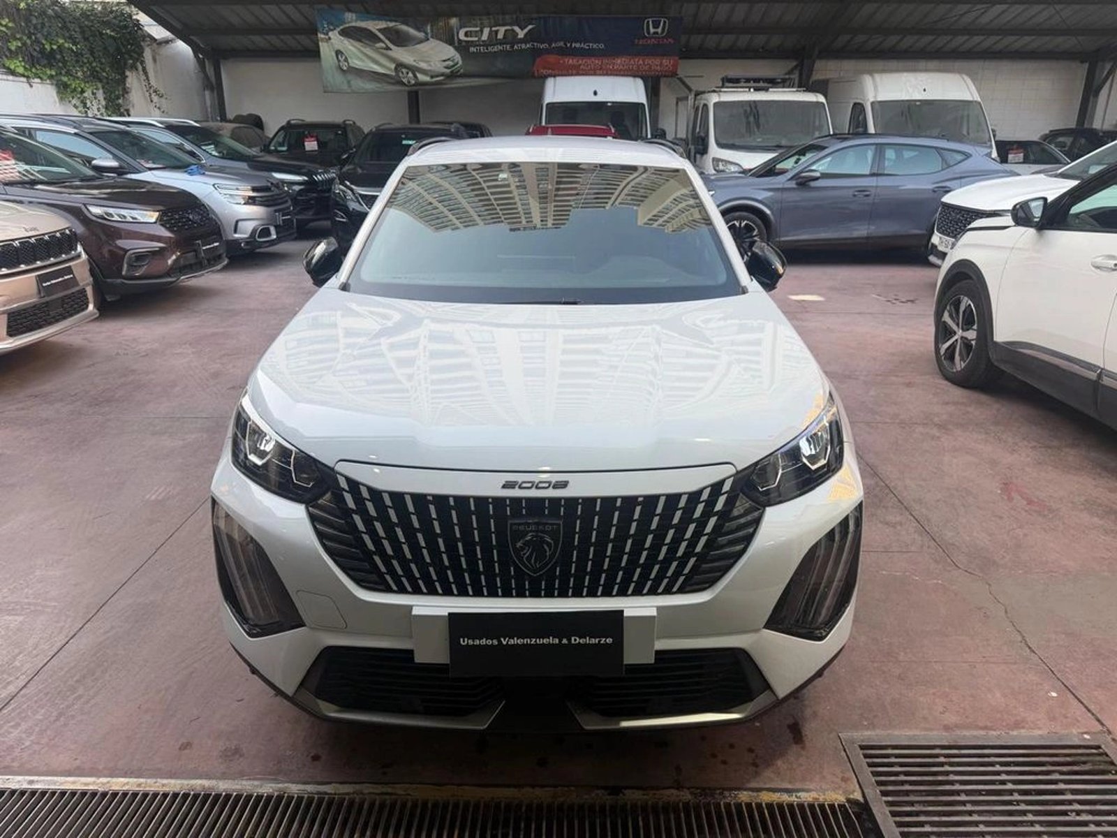 Peugeot 2008 ALLURE 130 1.2 AUT 2025 - Foto 2 de 13