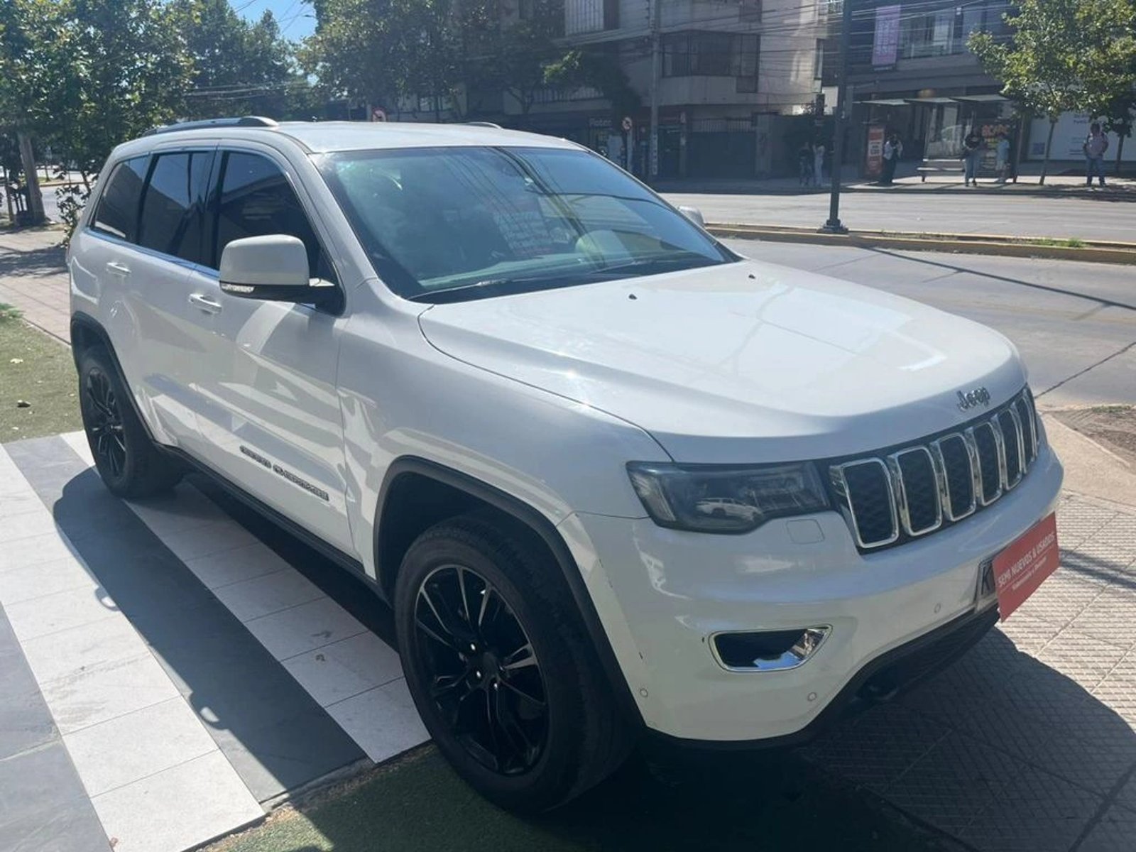 JEEP GRAND CHEROKEE Laredo Sport 2019 - Imagen 8 de 17