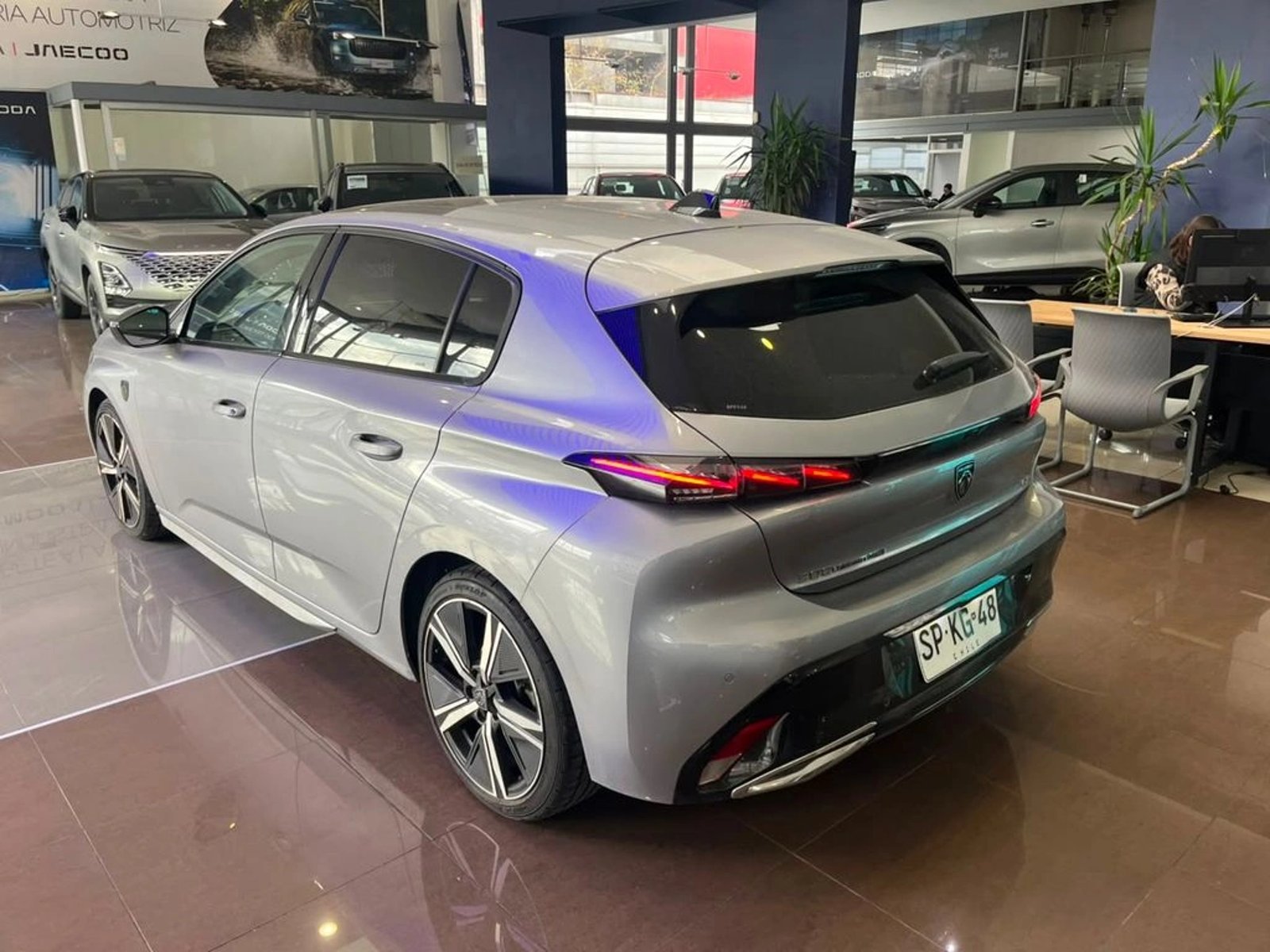 Peugeot 308 PURETECH 1.2 AUT 2023 - Foto 4 de 15