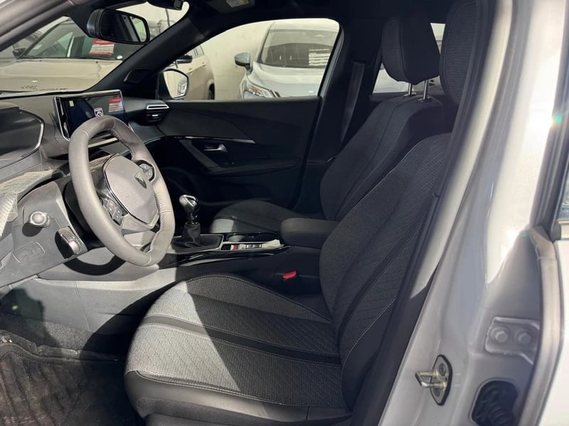Peugeot 2008 MCA Allure Pack 130 HP 2025 - Imagen 10 de 12