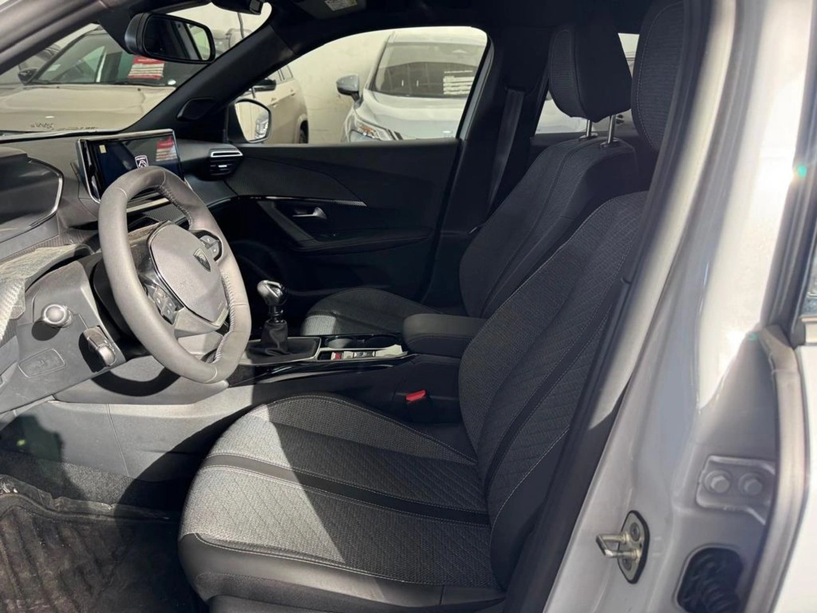 PEUGEOT 2008 MCA Allure Pack Puretech 130 2025 - Imagen 10 de 17