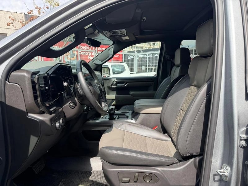 Chevrolet SILVERADO 4X4 6.2 AUT 2024 - Imagen 10 de 17