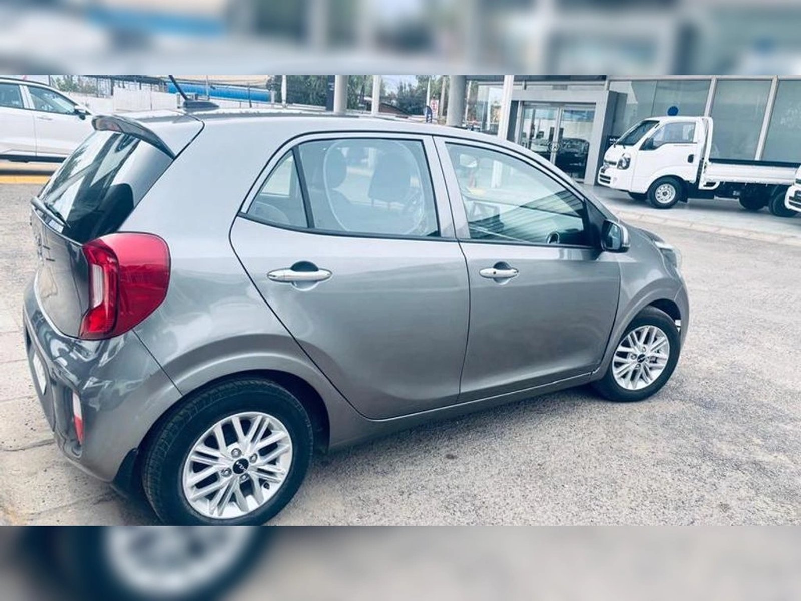 Kia MORNING MPI 1.2 AUT 2023 - Foto 2 de 9
