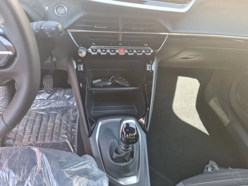 Peugeot 2008 MCA Active Puretech 130 2025 - Imagen 15 de 16