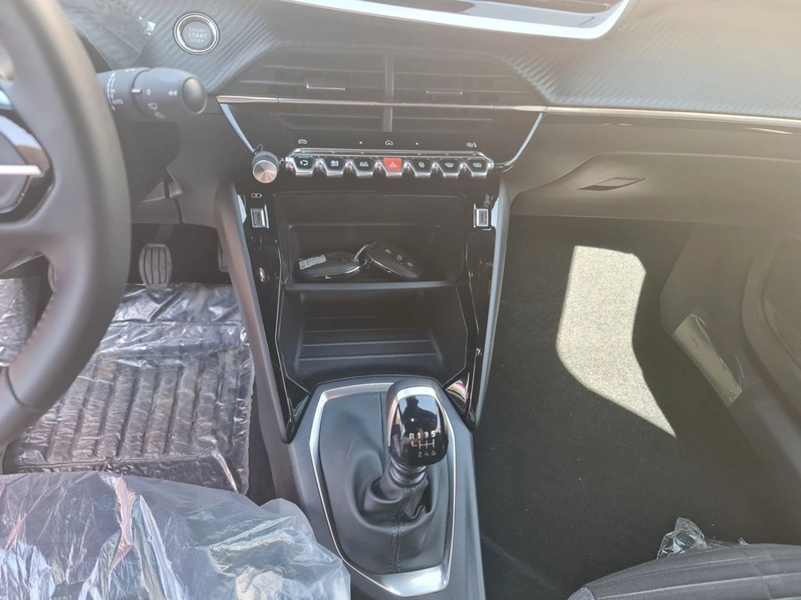 PEUGEOT 2008 MCA Active Puretech 130 2025 - Imagen 15 de 17
