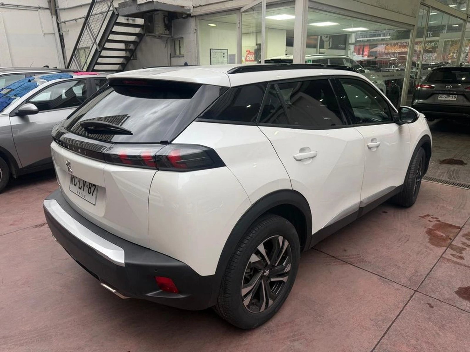 Peugeot 2008 PURETECH 130 1.2 2021 - Foto 4 de 13