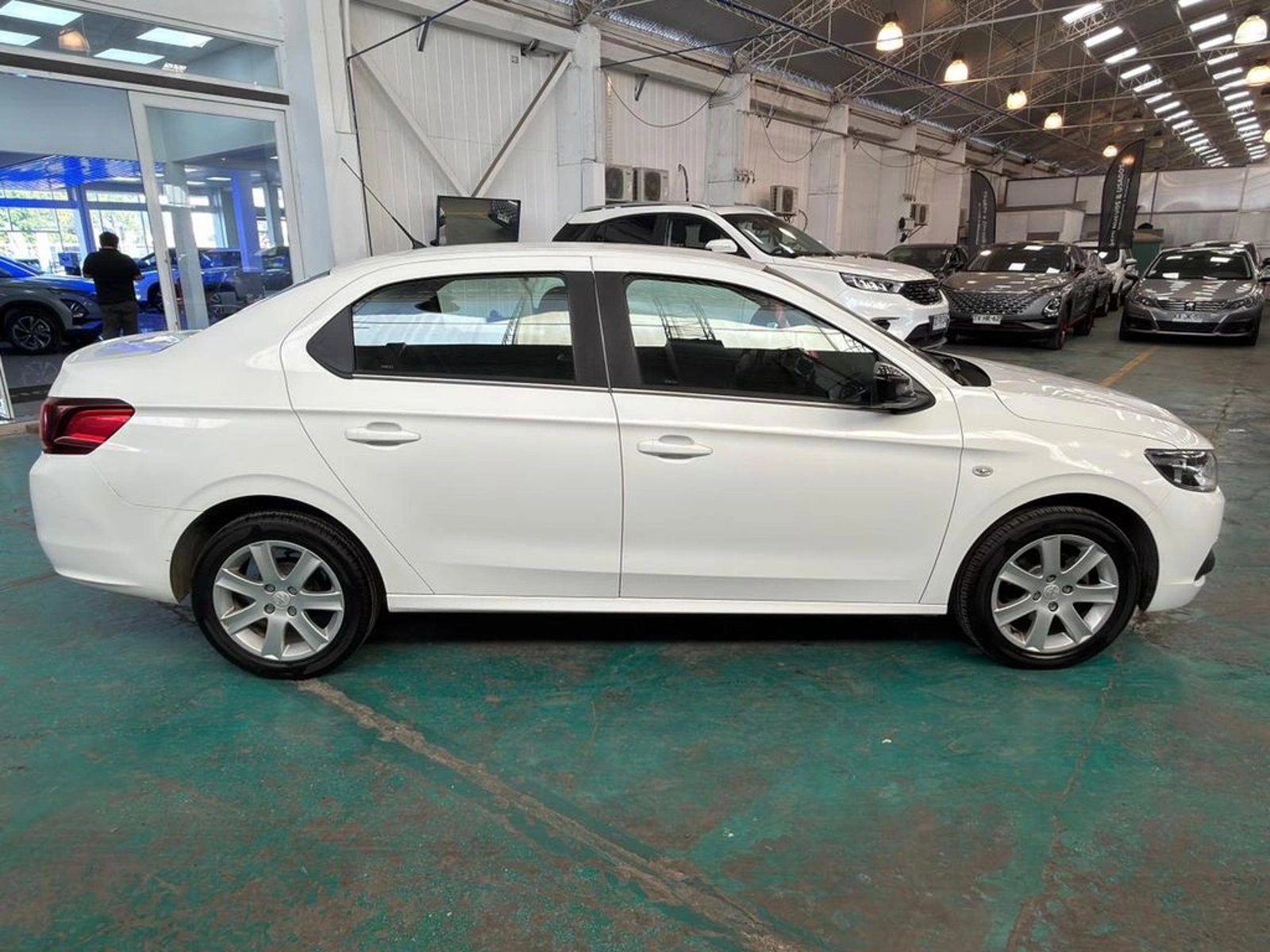 Peugeot 301 1.6 ALLURE HDI 92 4X2 MT5 4P 2023 - Foto 3 de 12