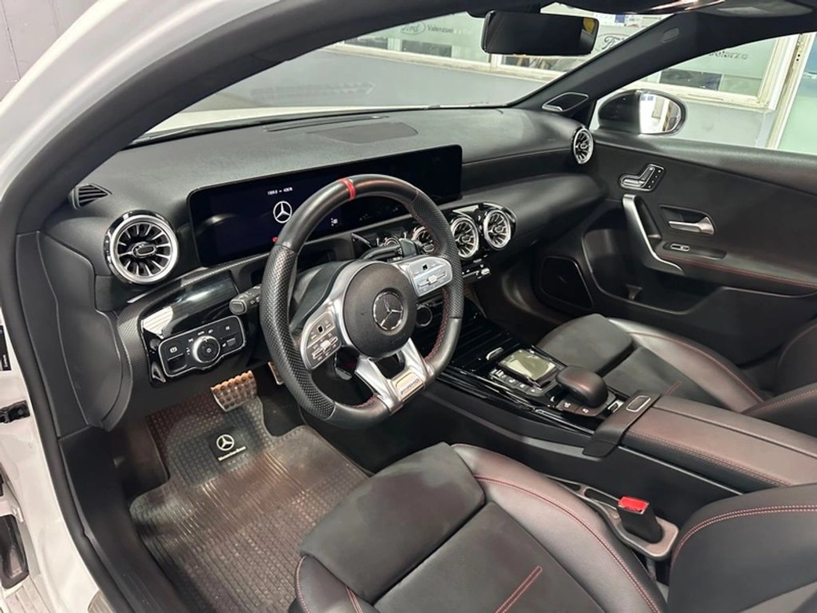 Mercedes-Benz A 35 AMG 4MATC HB 4x4 2.0 AUT 2023 - Imagen 8 de 9