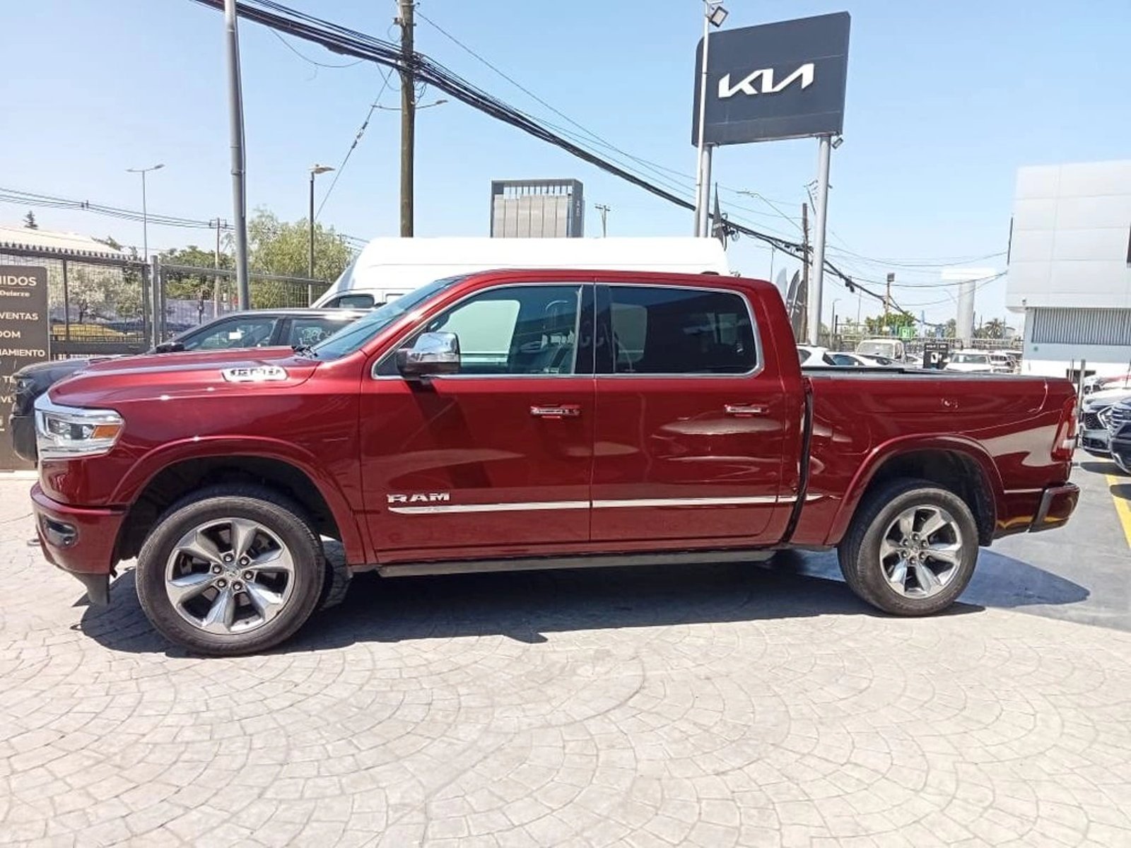 RAM 1500 LIMITED 5.7 AUT 2023 - Foto 4 de 14