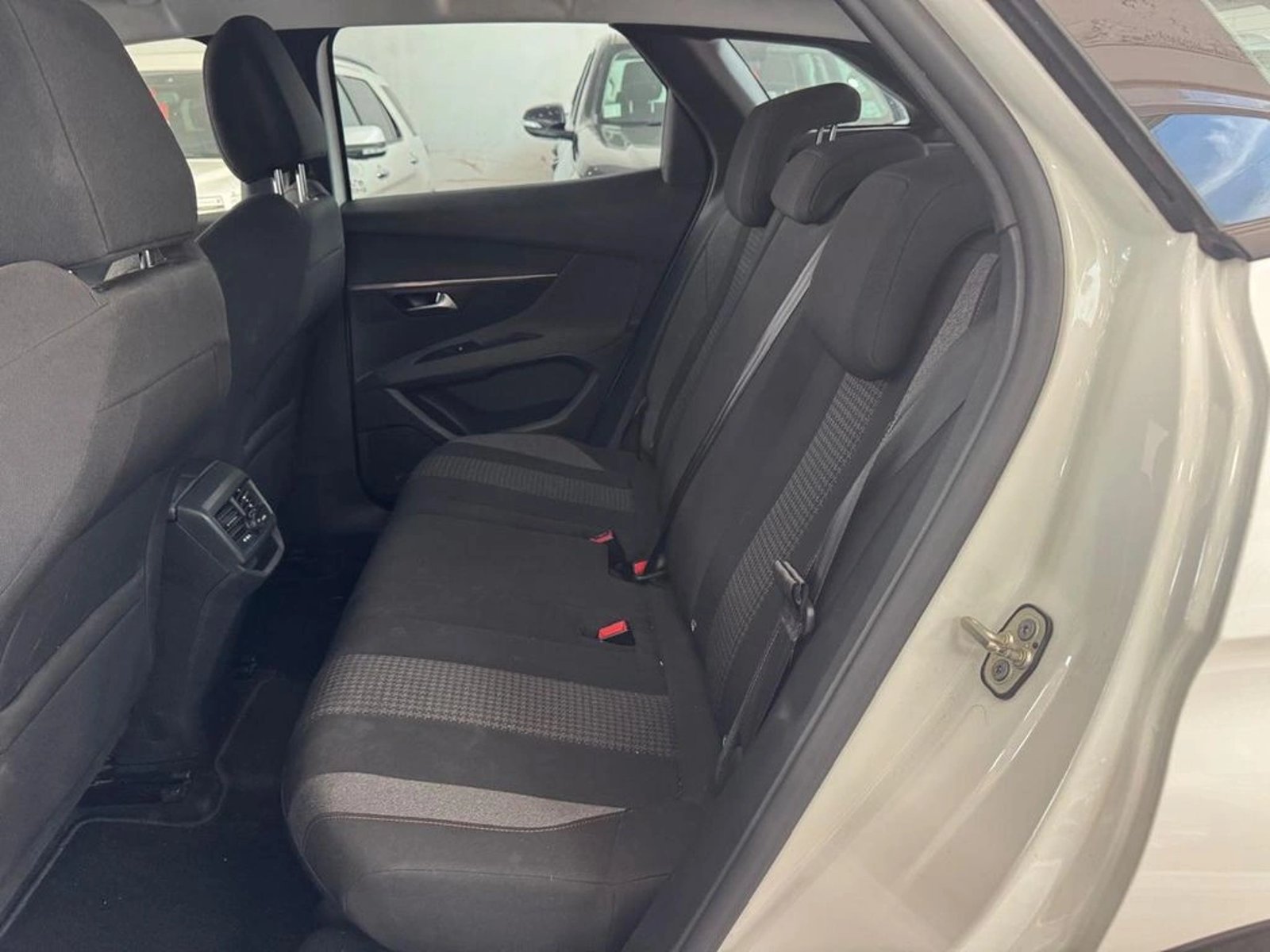 PEUGEOT 3008 Active Pack BlueHDI 130 MT6 2022 - Imagen 8 de 16
