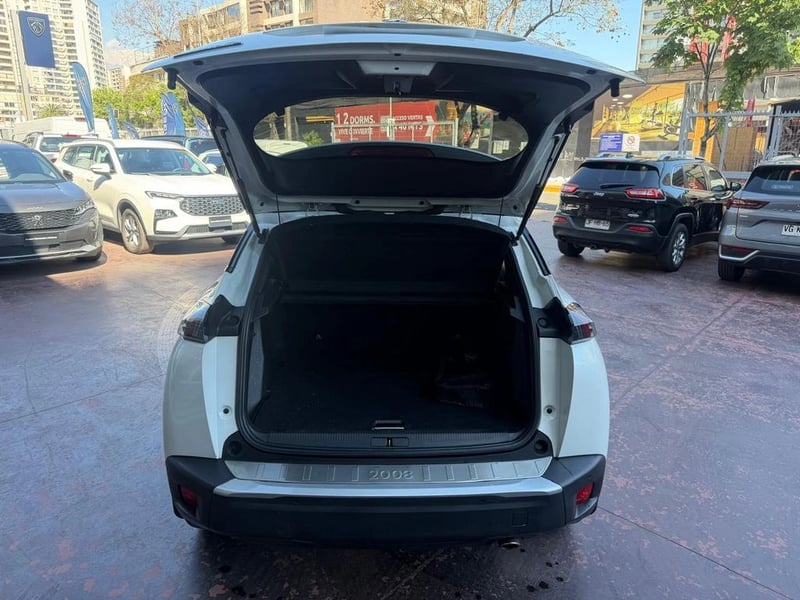 Peugeot 2008 Allure Pack BlueHDi 130 EAT8 2023 - Imagen 7 de 11
