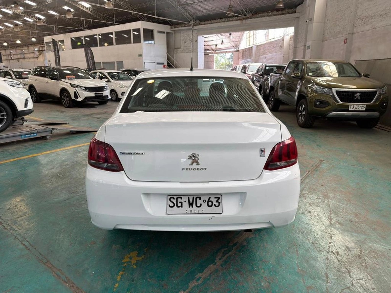 Peugeot 301 1.6 ALLURE HDI 92 4X2 MT5 4P 2023 - Foto 5 de 12