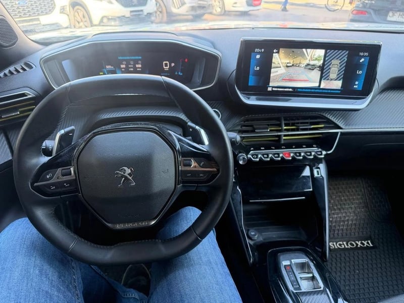 Peugeot 2008 Allure Pack BlueHDi 130 EAT8 2023 - Imagen 9 de 11