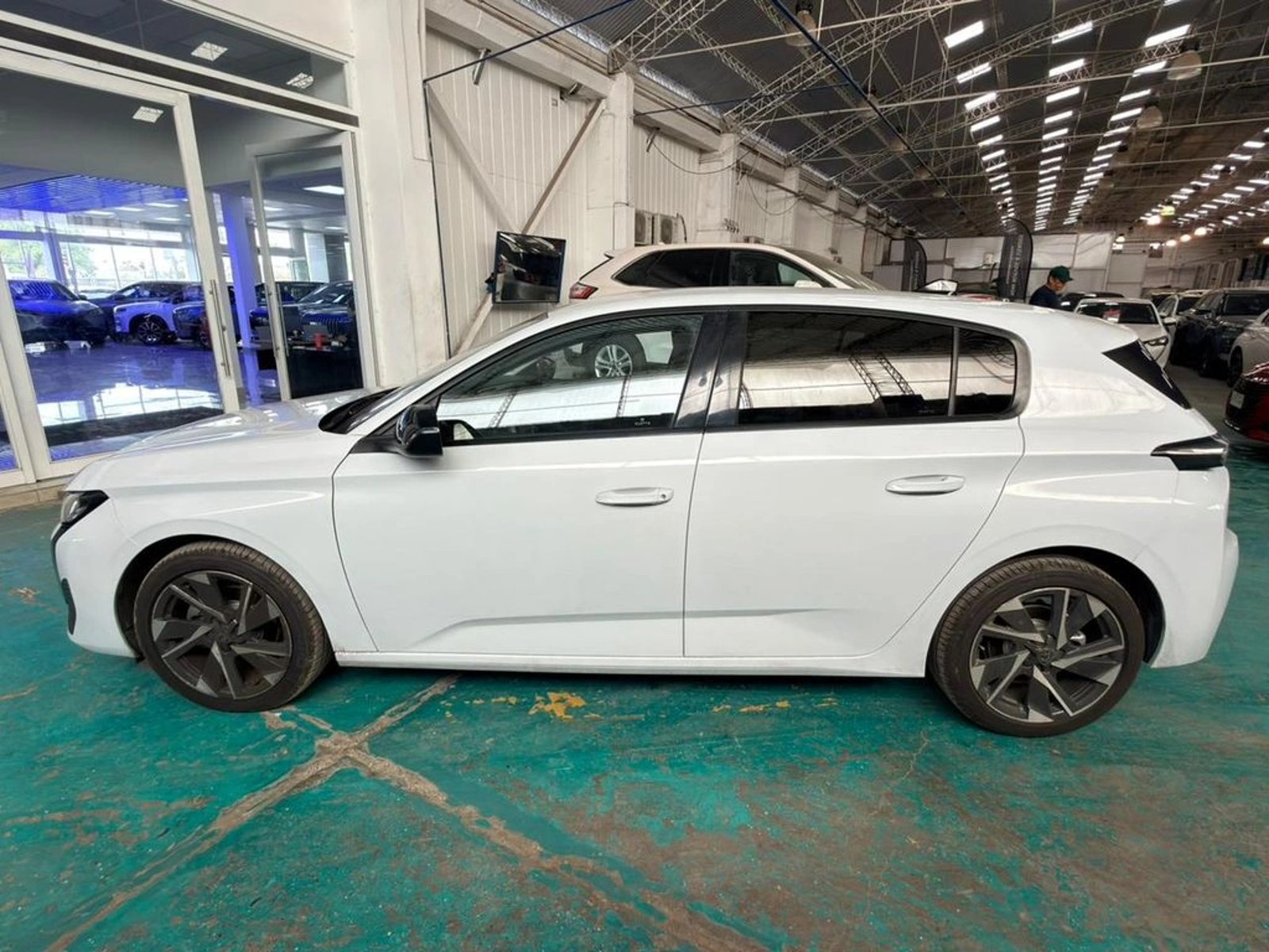 Peugeot 308 Allure Pack Puretech 130 EAT8 PRS 2026 - Foto 3 de 13