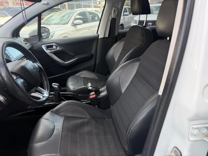 Peugeot 2008 Allure 1.6 e-HDi 92HP 2018 - Imagen 9 de 11