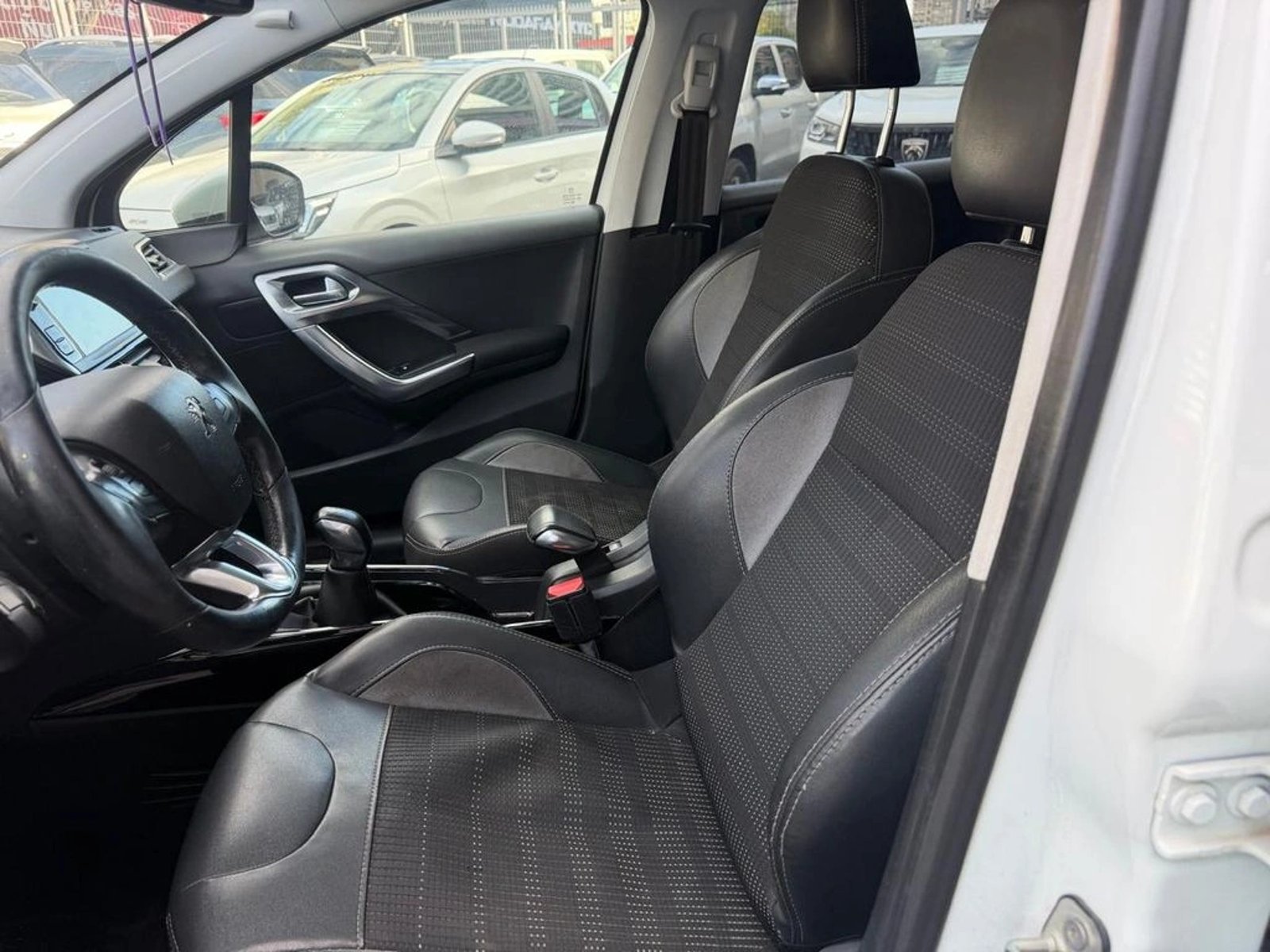 Peugeot 2008 Allure 1.6 e-HDi 92HP 2018 - Imagen 9 de 11