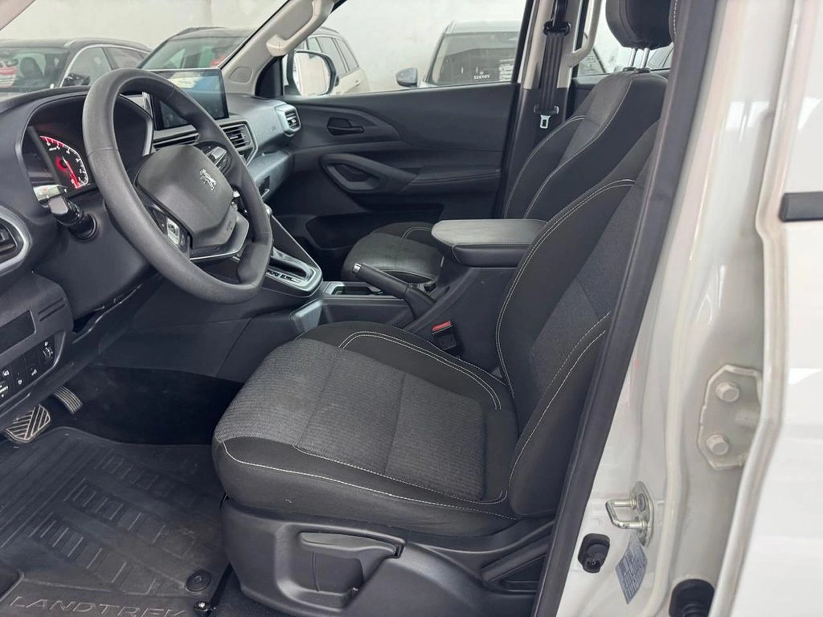 PEUGEOT LANDTREK Active BlueHDi 180 4x4 AT 2025 - Imagen 12 de 17
