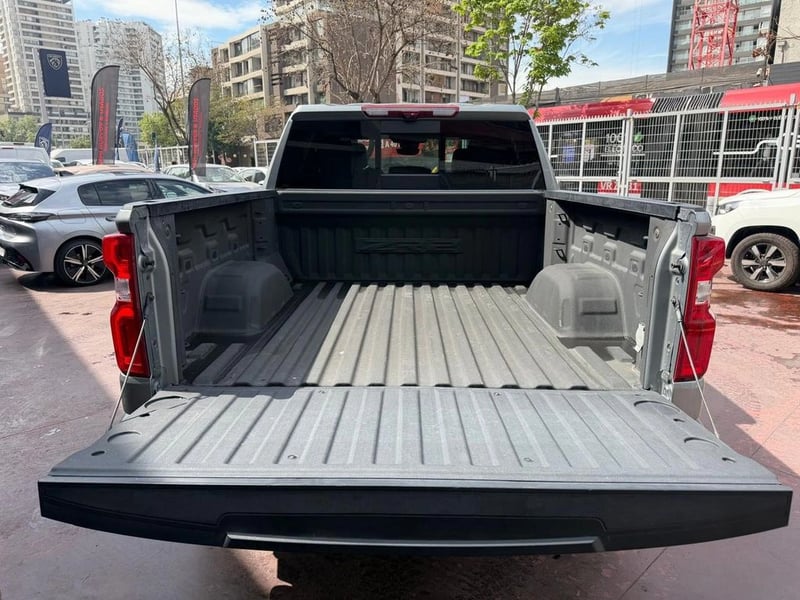 Chevrolet SILVERADO 4X4 6.2 AUT 2024 - Imagen 7 de 17