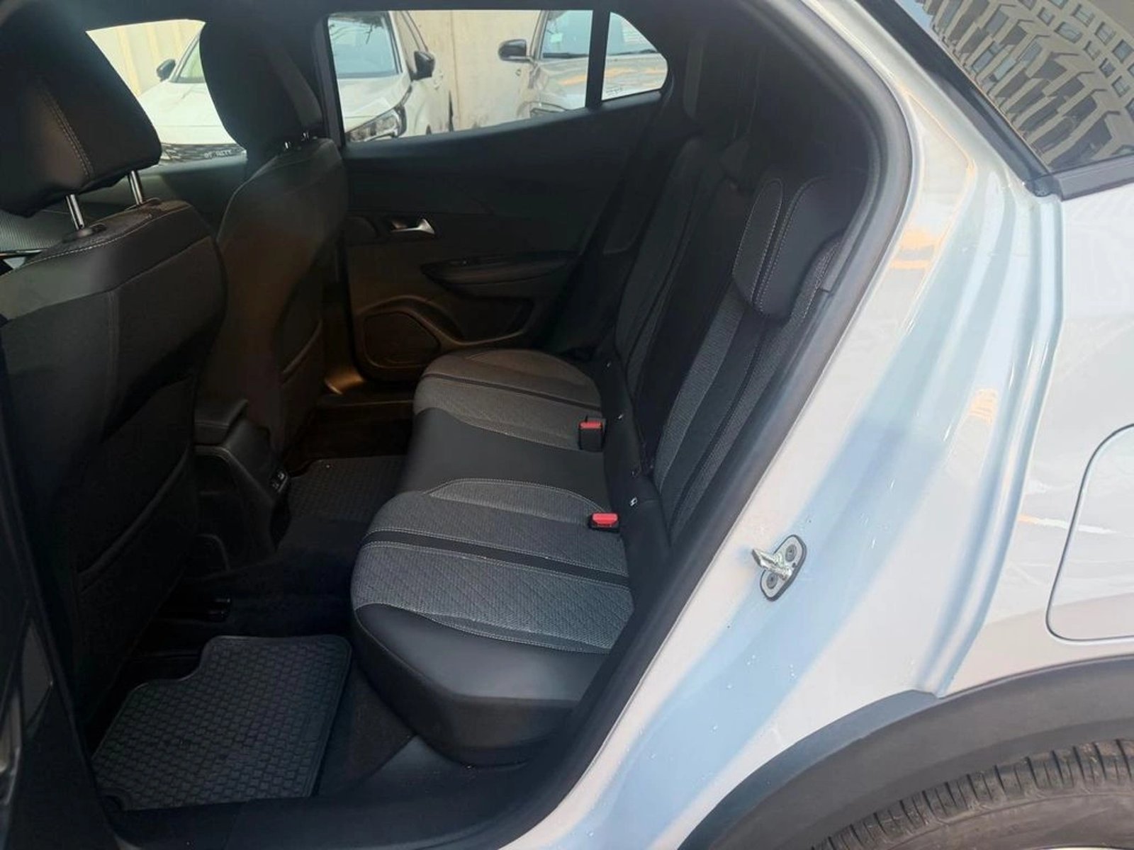 PEUGEOT 2008 ALLURE 130 1.2 AUT 2025 - Imagen 12 de 18