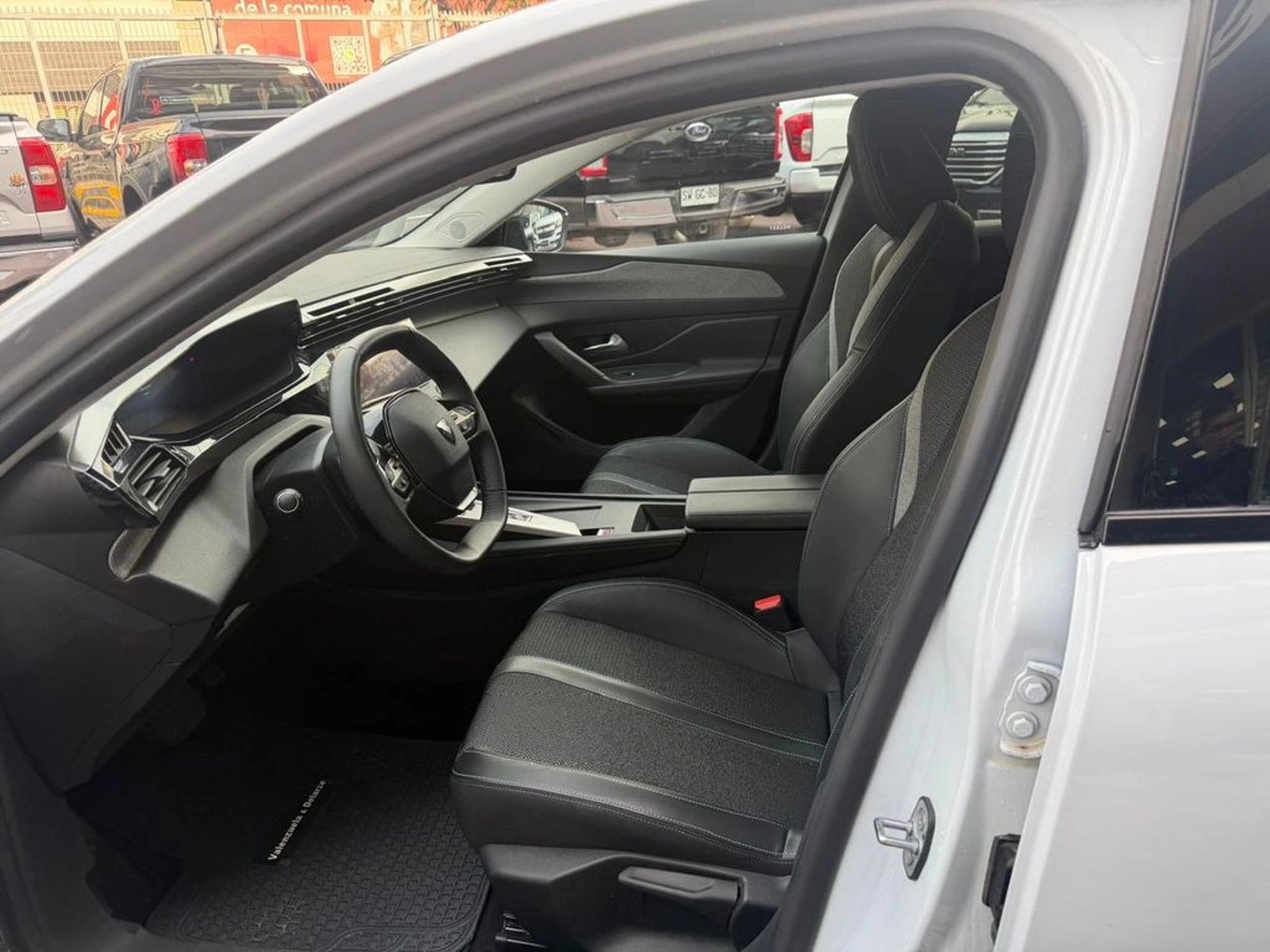 Peugeot 308 Allure Pack BlueHDi 130 EAT8 2025 - Imagen 12 de 14