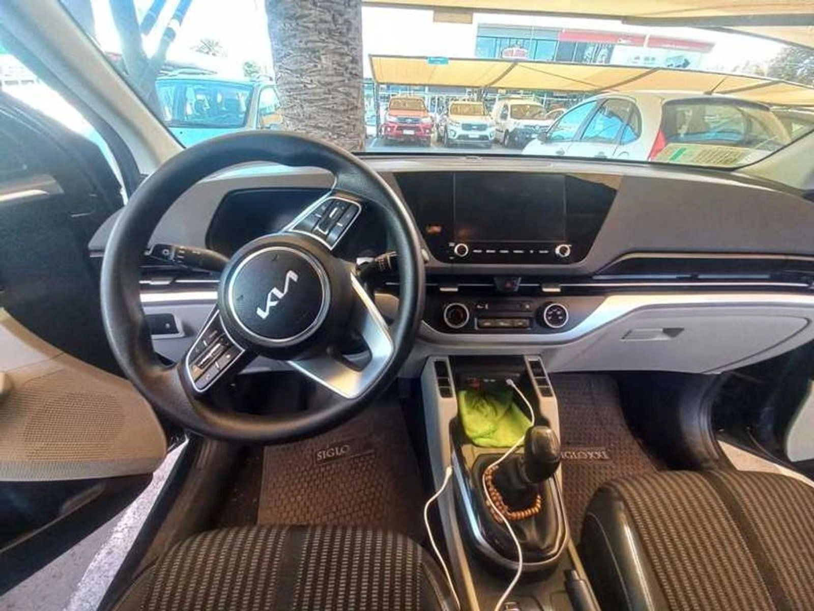 Kia CARENS 1.5L LX 4X2 6MT 5P 2022 - Foto 5 de 5