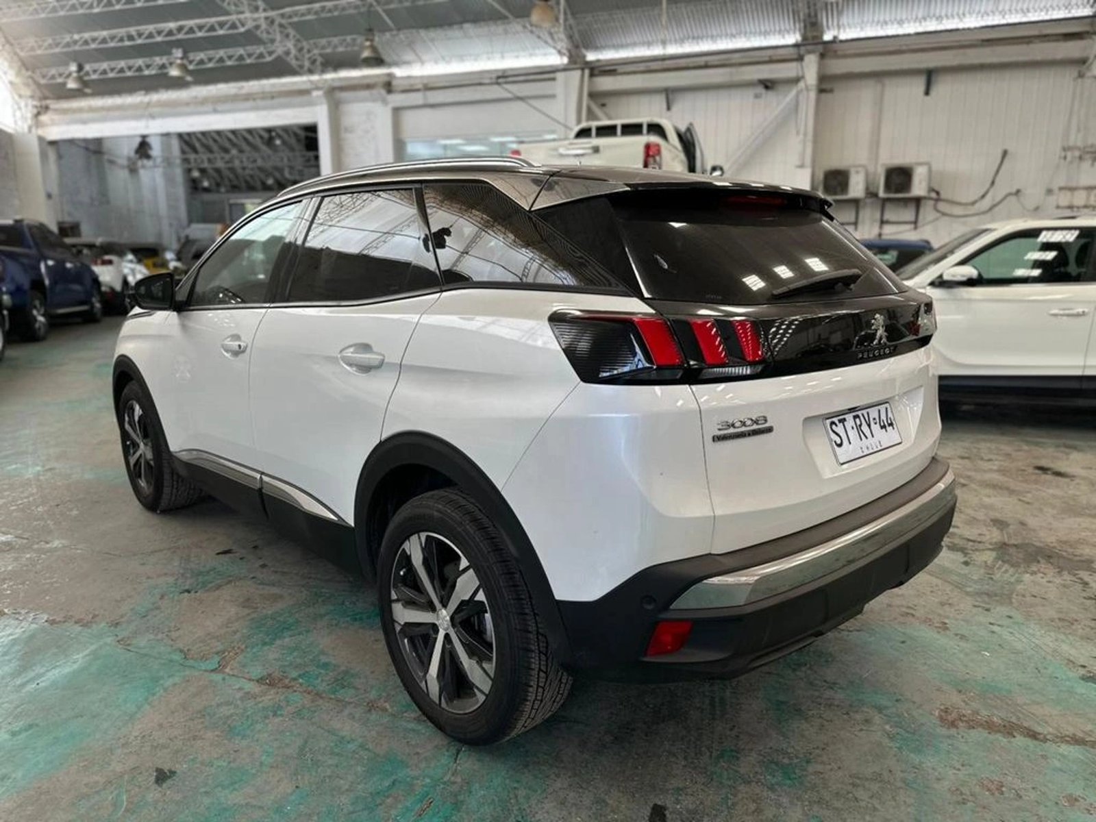 Peugeot 3008 ALLURE 165HP 1.6 AUT 2023 - Foto 4 de 11