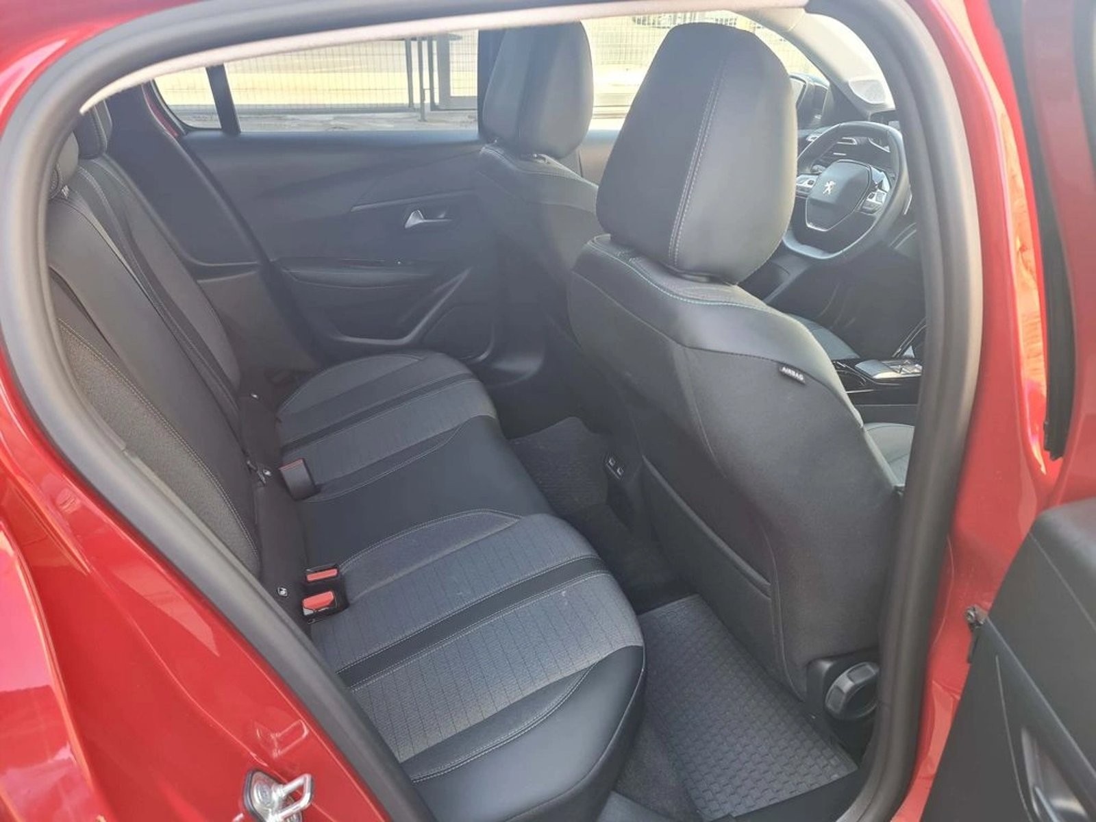 PEUGEOT 208 Allure Pack Puretech 130 EAT8 2024 - Imagen 14 de 20