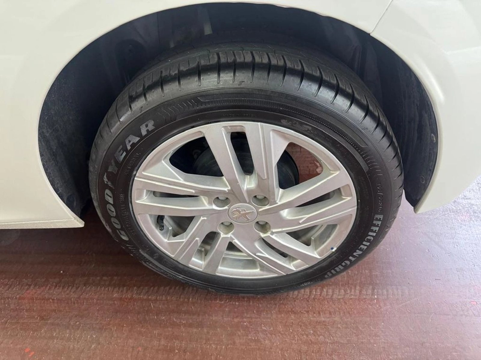 PEUGEOT 208 ALLURE 1.2  82HP 2023 - Imagen 9 de 19