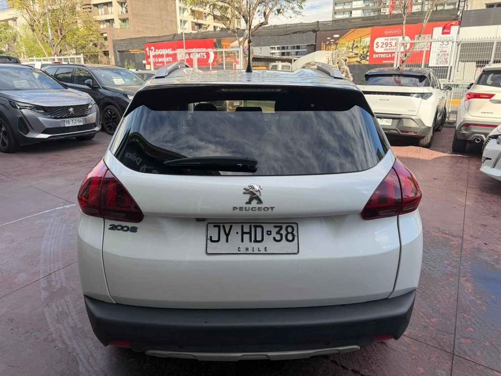 Peugeot 2008 Allure 1.6 e-HDi 92HP 2018 - Foto 5 de 11