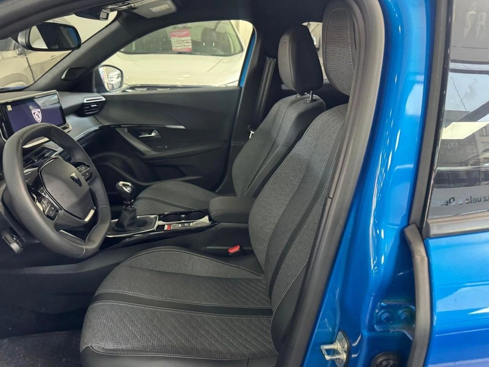 PEUGEOT 2008 MCA Allure Pack Puretech 130 2025 - Imagen 9 de 17
