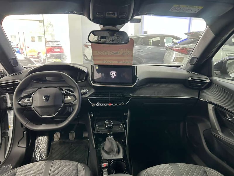 Peugeot 2008 MCA Allure Puretech 130 2025 - Imagen 9 de 12