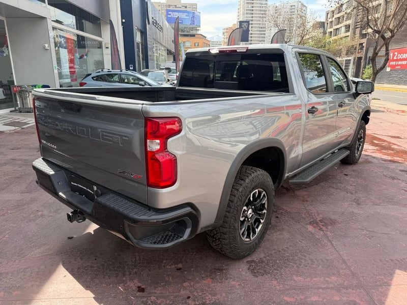 Chevrolet SILVERADO 4X4 6.2 AUT 2024 - Imagen 4 de 17