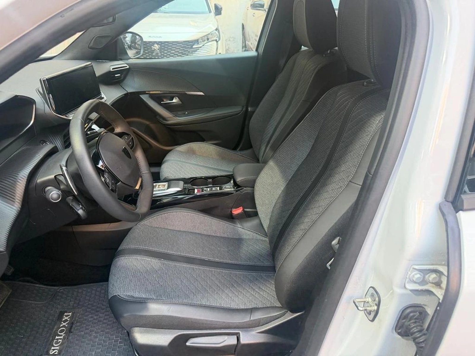 PEUGEOT 2008 ALLURE 130 1.2 AUT 2025 - Imagen 11 de 18