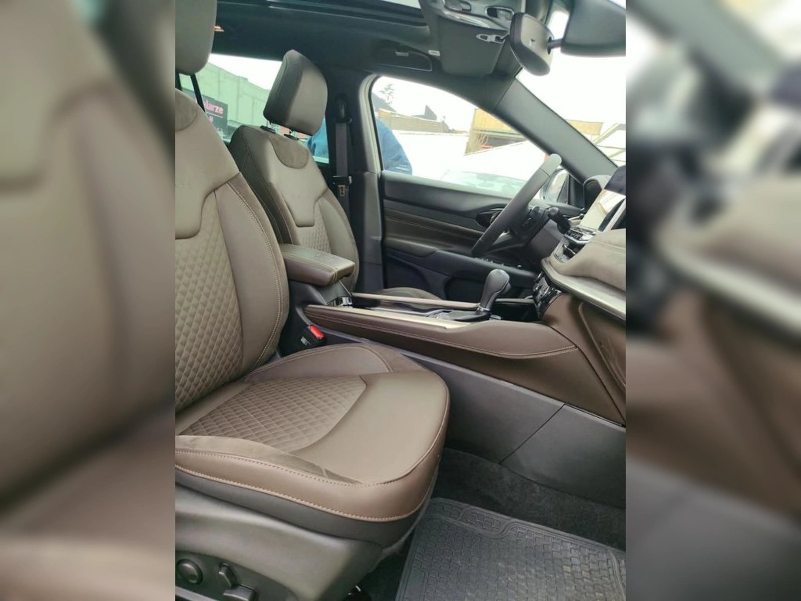 Jeep COMMANDER MCA OVERLAND 1.3T AT6 FWD 2026 - Imagen 15 de 16