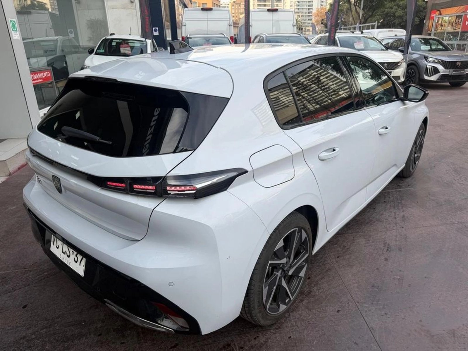 Peugeot 308 Allure Pack BlueHDi 130 EAT8 2025 - Foto 4 de 14