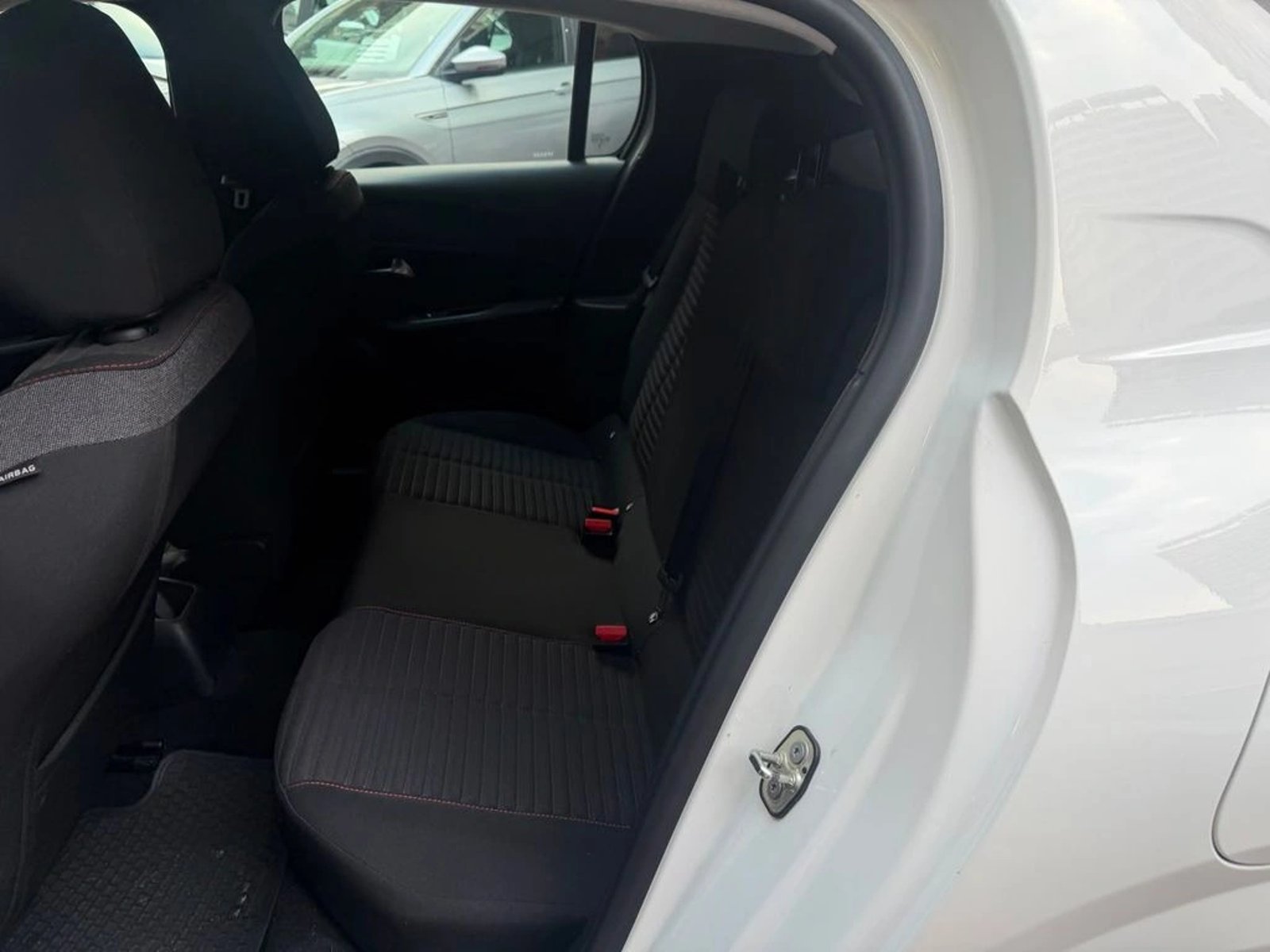 Peugeot 208 Active Pack Puretech 75 e6.4 2024 - Imagen 12 de 12
