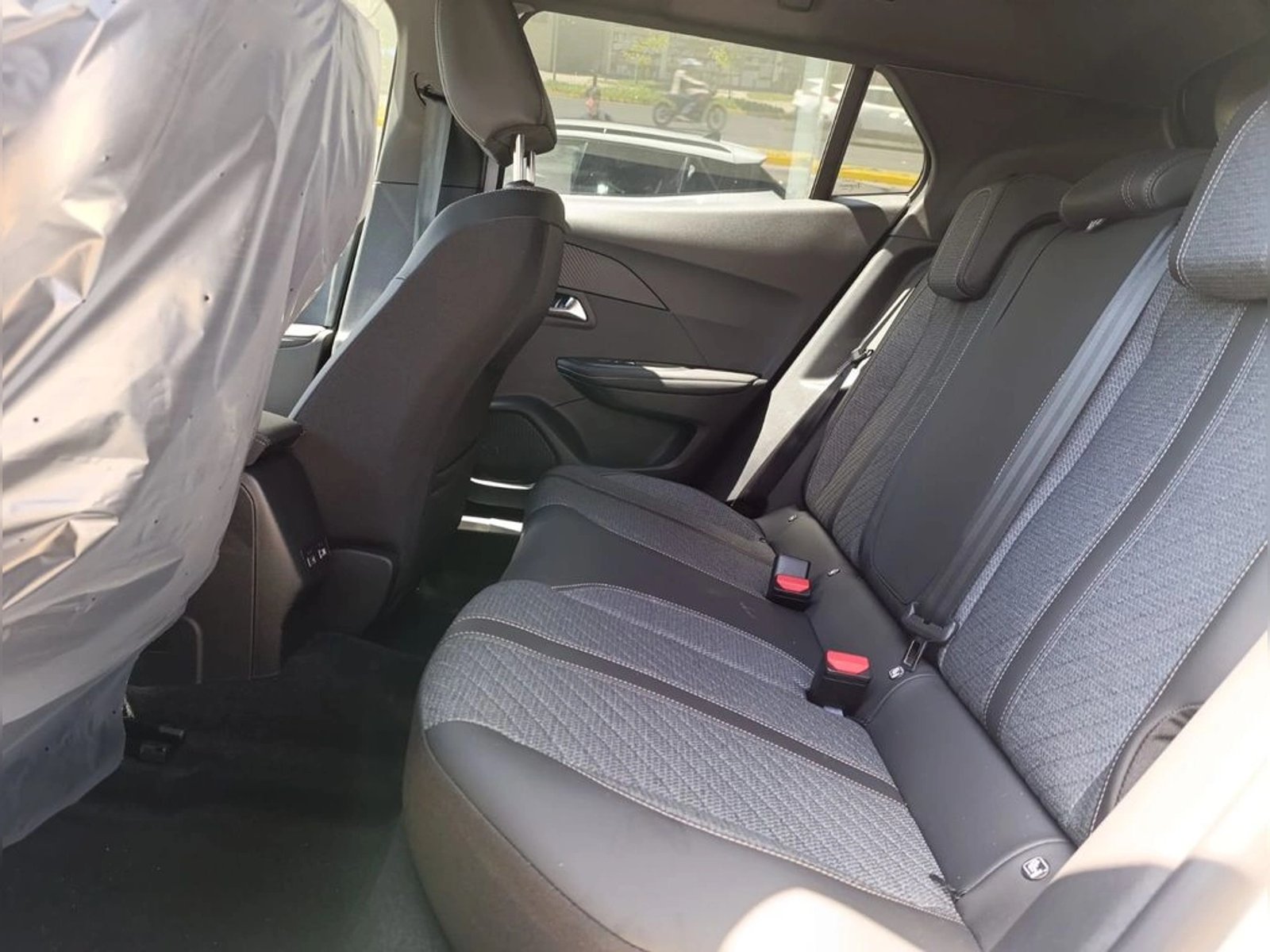 PEUGEOT 2008 MCA Allure Pack Puretech 130 2025 - Imagen 13 de 20