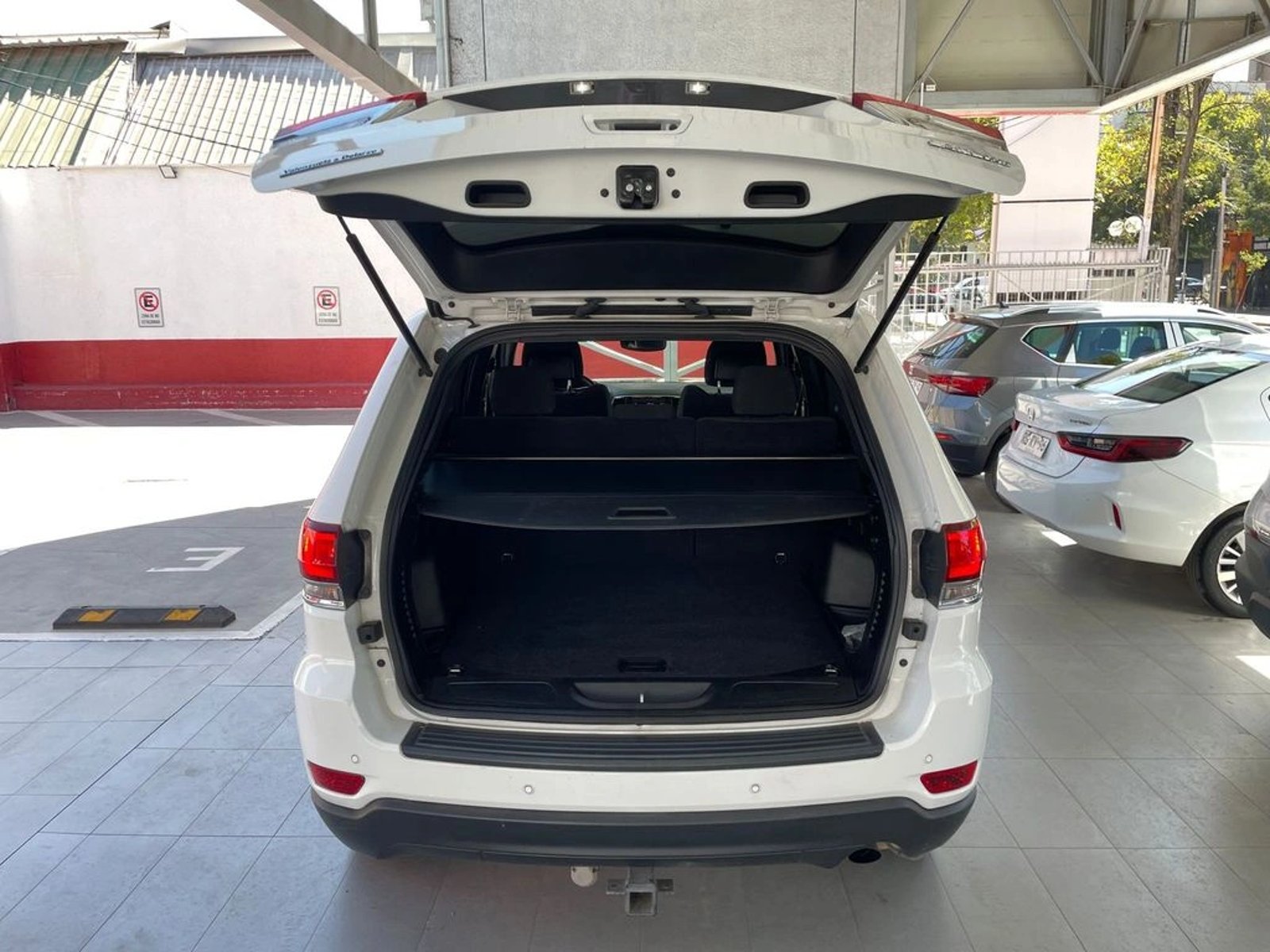 JEEP GRAND CHEROKEE Laredo Sport 2022 - Imagen 16 de 20