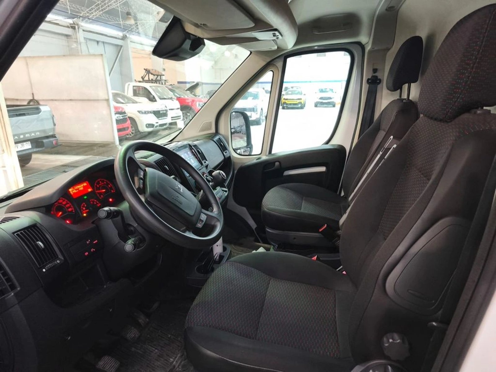 Peugeot BOXER Furgón  L2H2 BlueHDi 165 2025 - Imagen 12 de 15