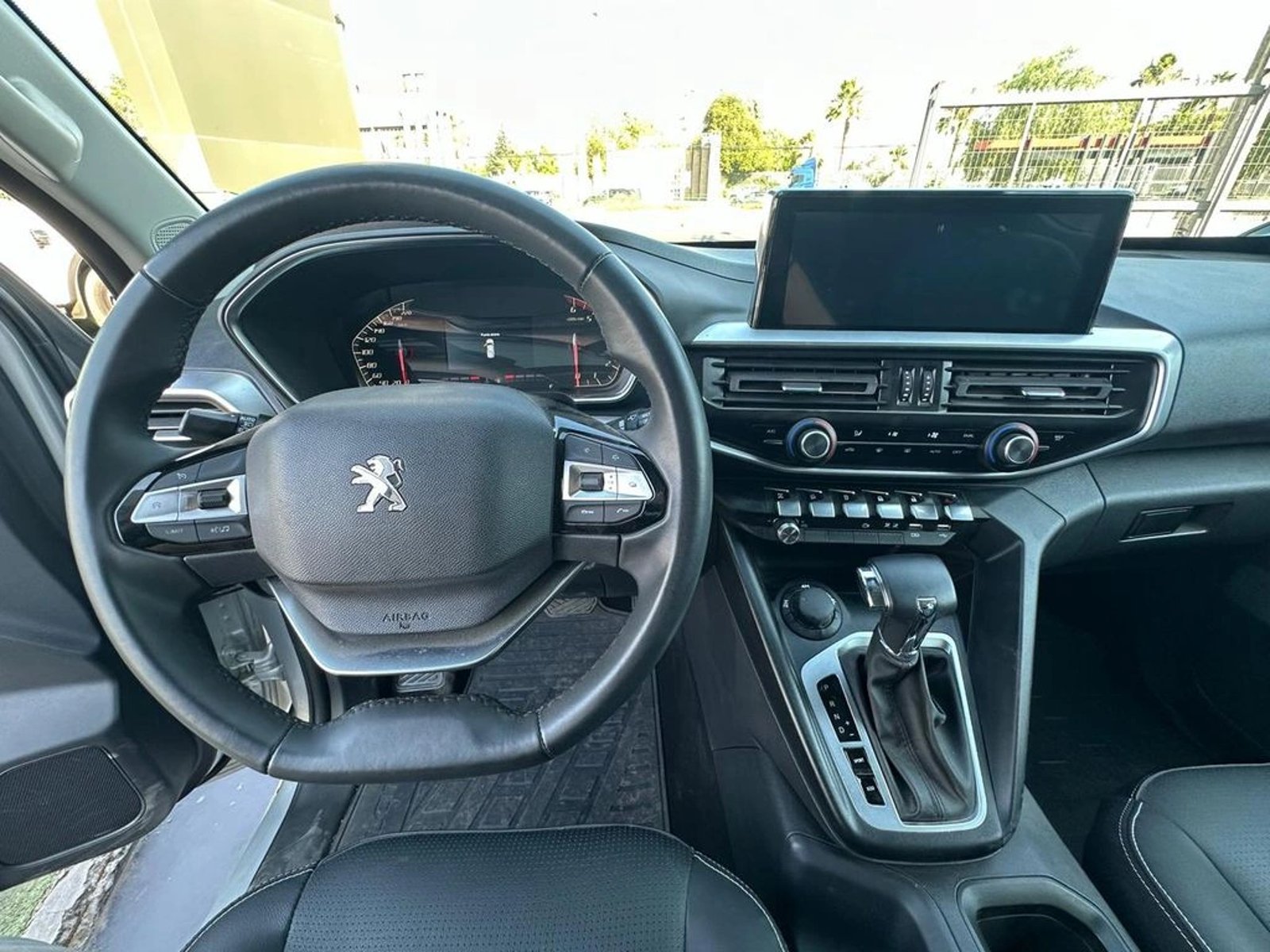 PEUGEOT LANDTREK Action4 BlueHDi 180 4x4 AT 2024 - Imagen 11 de 16