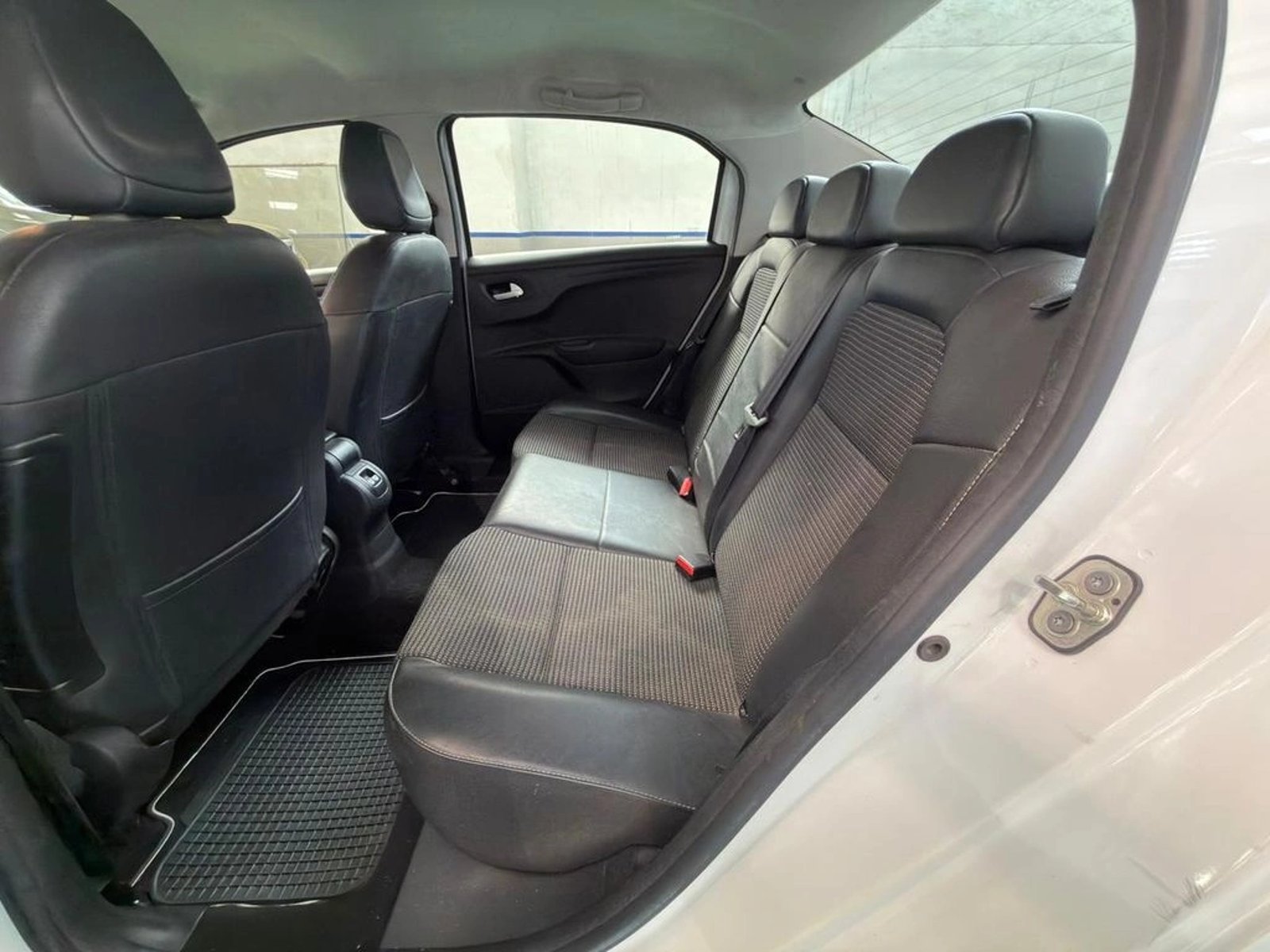 PEUGEOT 301 Allure II Hdi 92 2023 - Imagen 12 de 17
