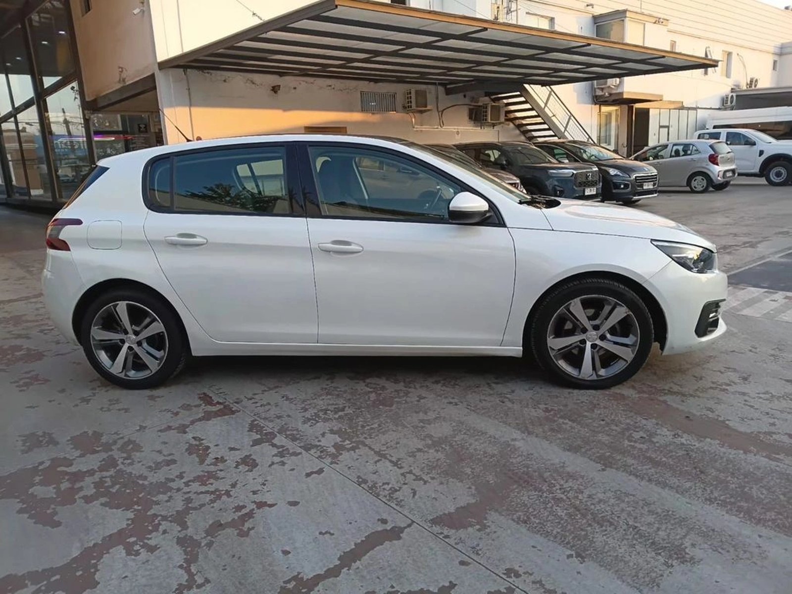 Peugeot 308 Allure pack 1.6 BlueHDi 120 HP 2018 - Foto 4 de 20