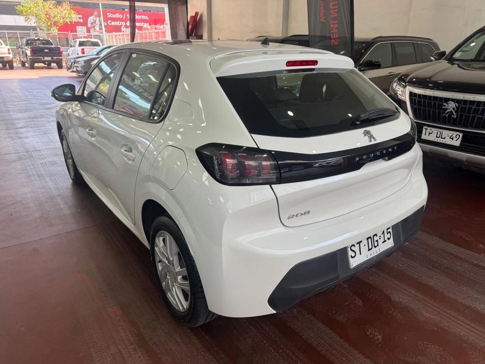 PEUGEOT 208 ALLURE 1.2  82HP 2023 - Imagen 6 de 19