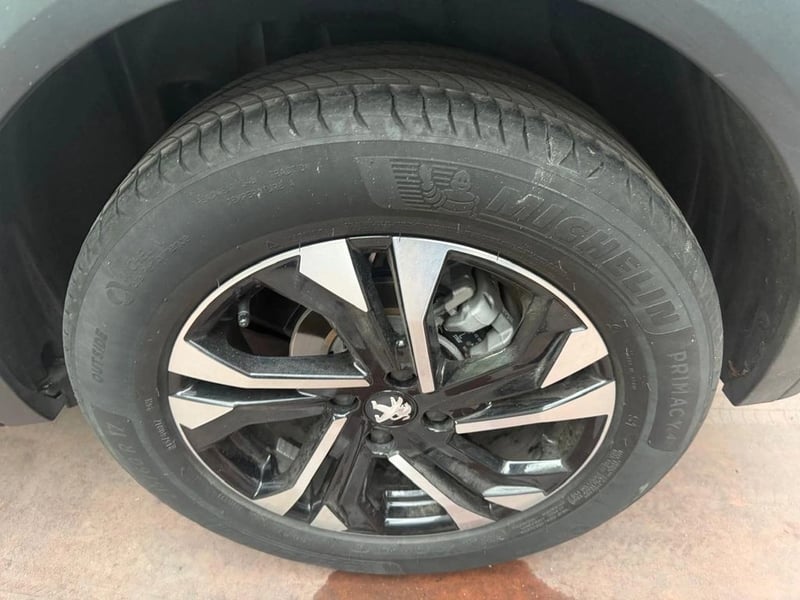 Peugeot 2008 PURETECH 130 1.2 2021 - Imagen 8 de 13