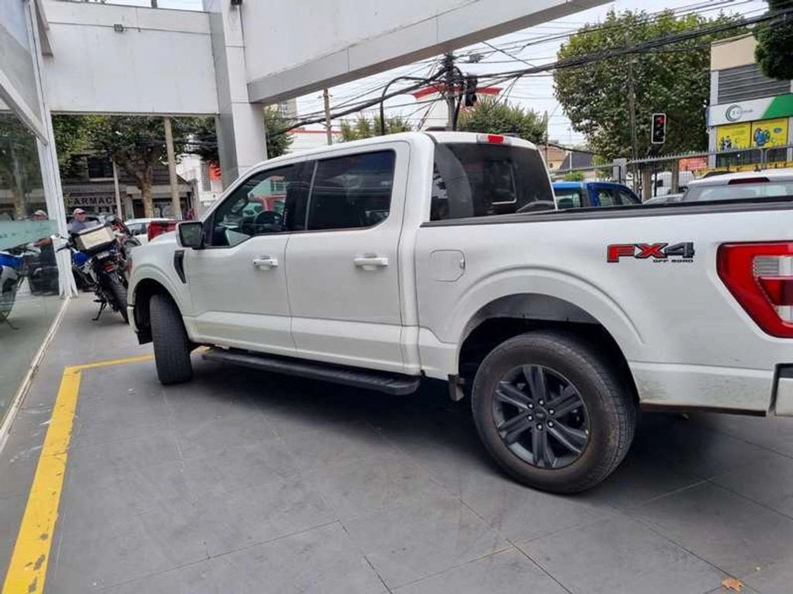 Ford F-150 5.0 LARIAT SPORT CC DOB. CAB. 4X4 AT 4P 2024 - Foto 5 de 5