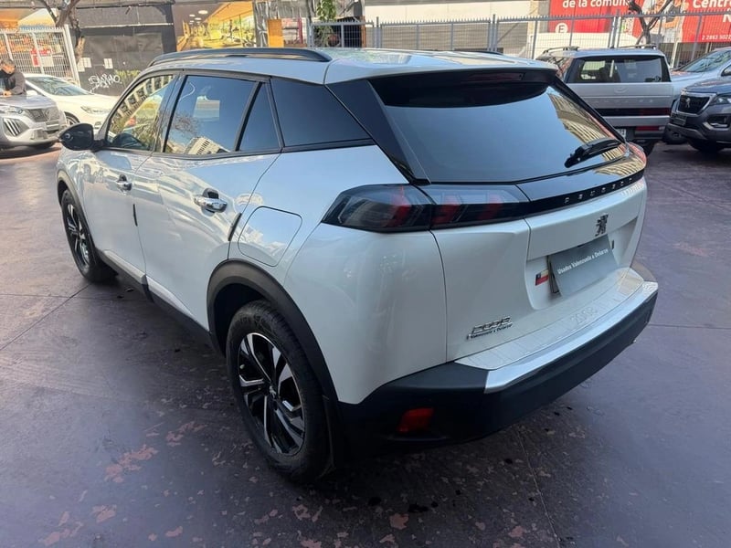 Peugeot 2008 Allure Pack BlueHDi 130 EAT8 2023 - Imagen 6 de 11